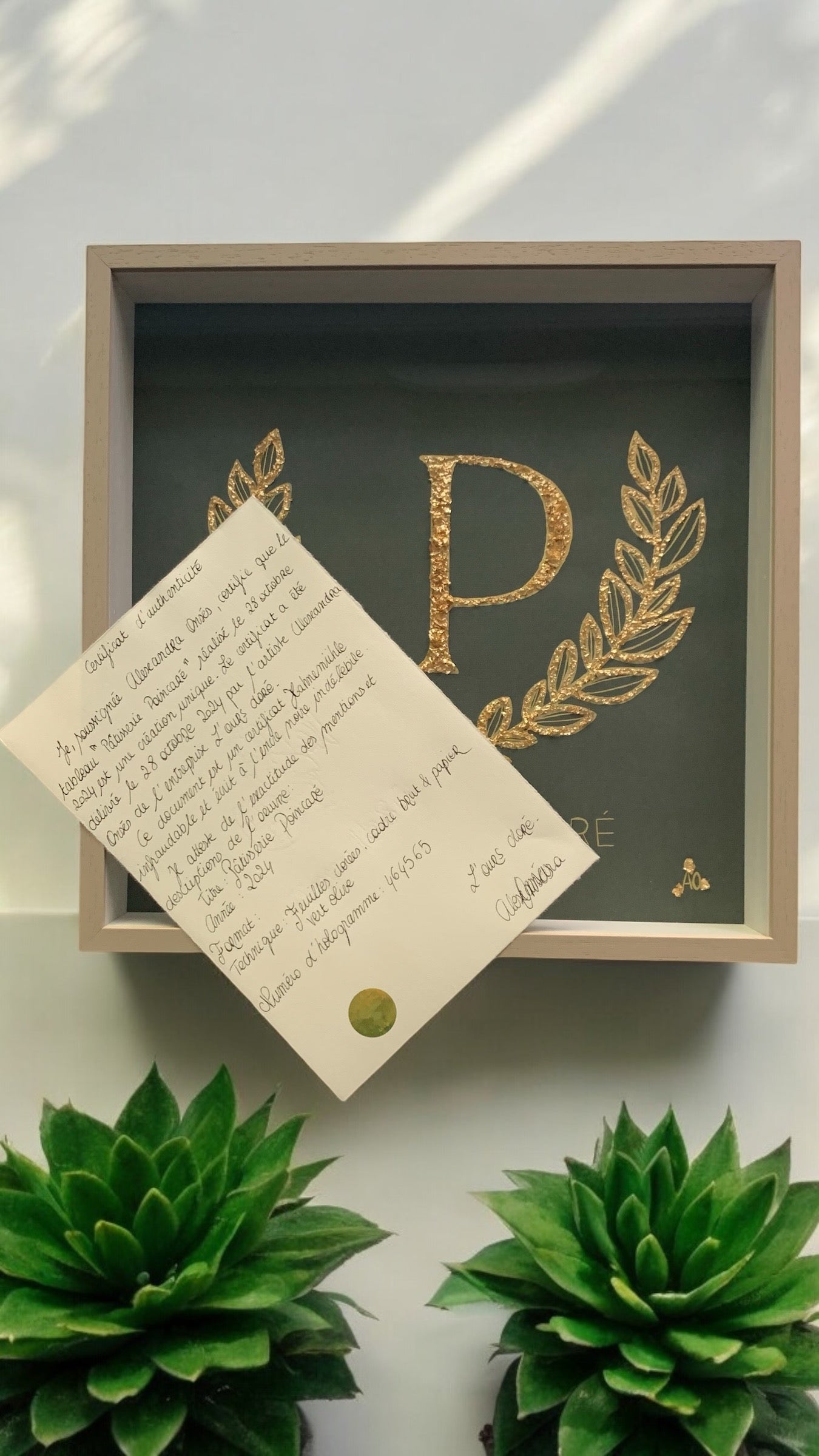Tableau en feuilles dorées représentant le logo d’entreprise de la pâtisserie poincaré créé par alexandra Onsés