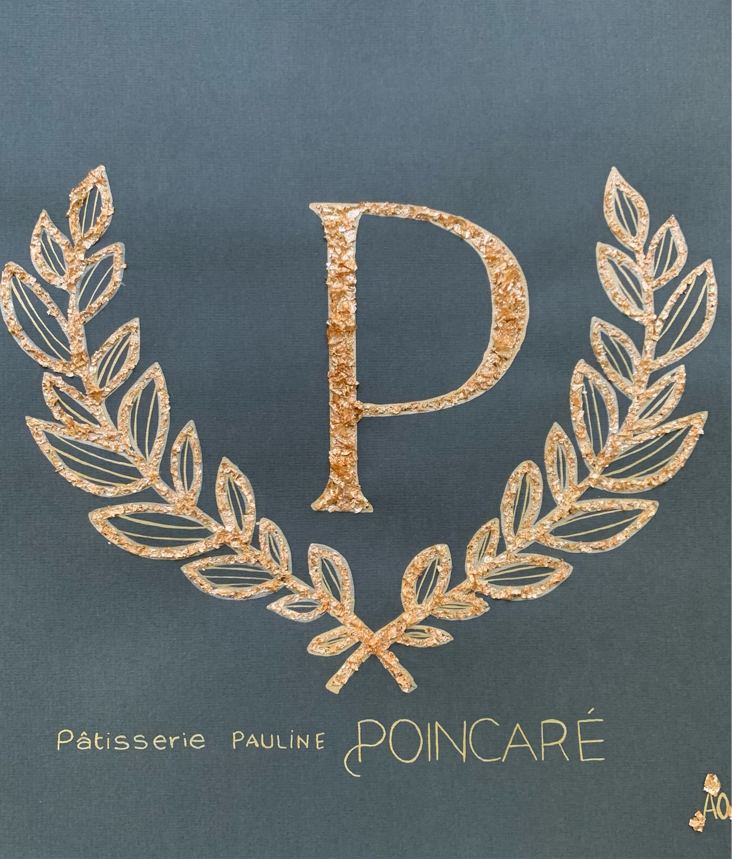Tableau en feuilles dorées représentant le logo d’entreprise de la pâtisserie poincaré