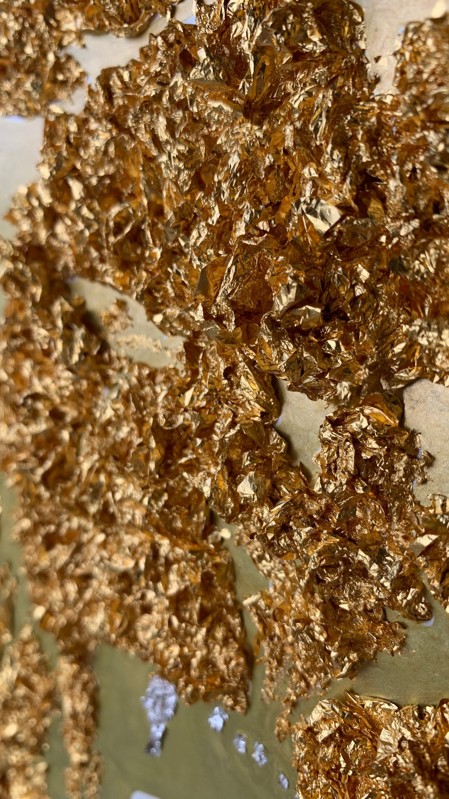 Lion rugissant en relief en feuilles d'or 24 carats et dents en argent pur avec cadre rouge laqué fait sur mesure