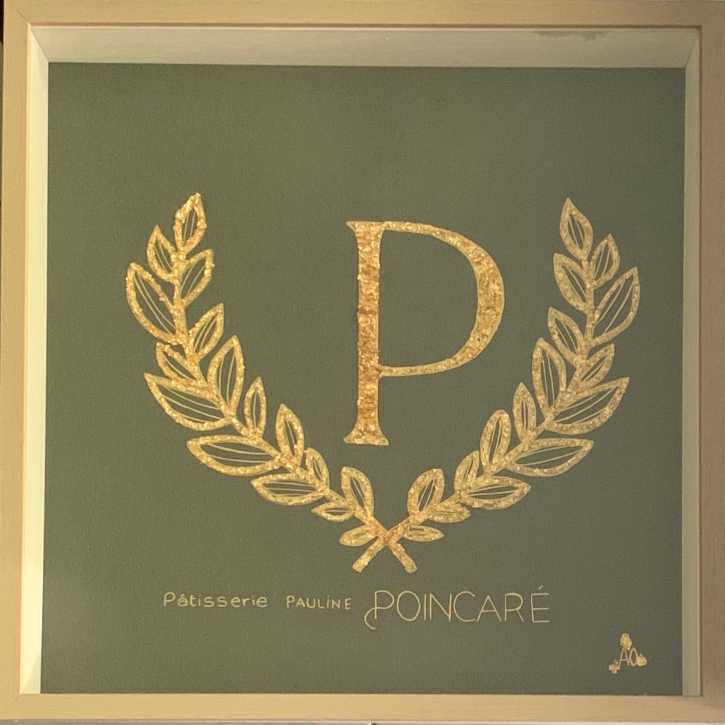 Tableau en feuilles dorées représentant le logo d’entreprise de la pâtisserie poincaré créé par alexandra Onsés 