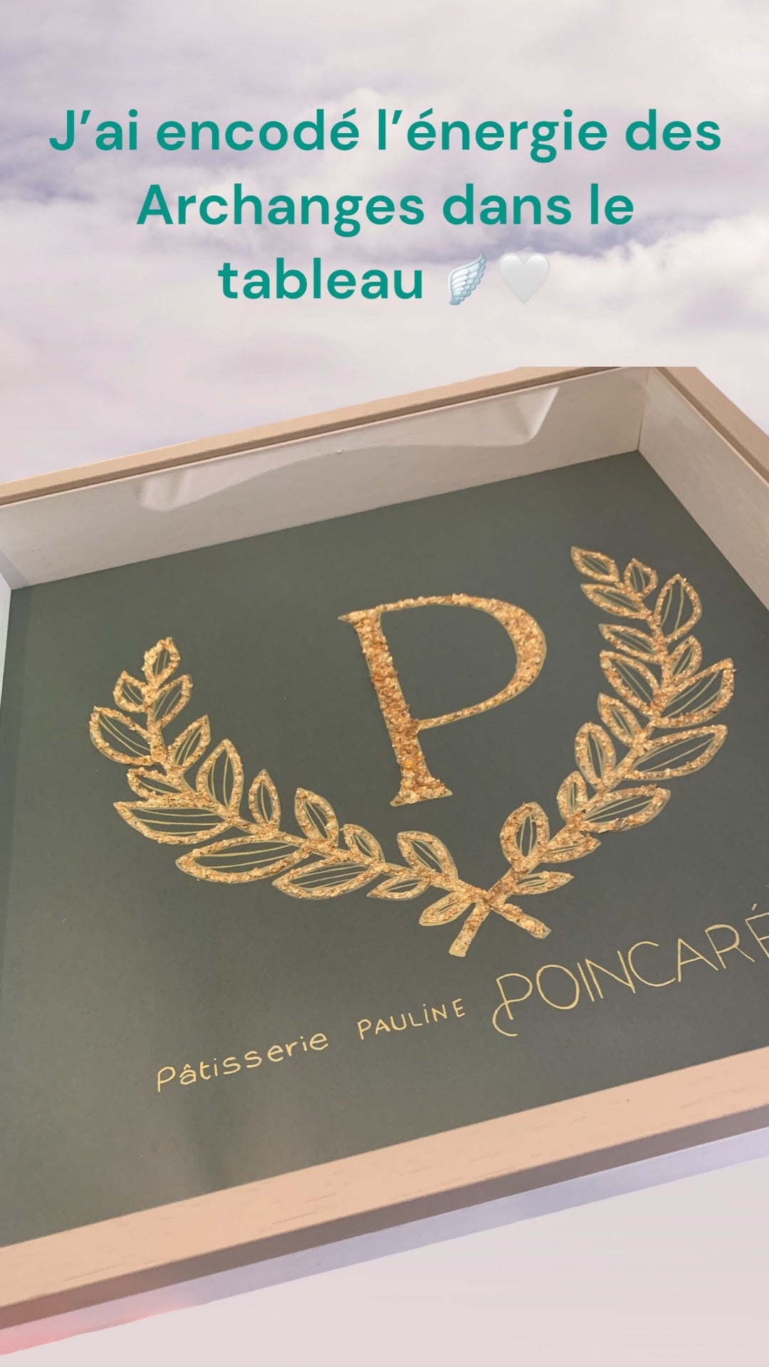 Tableau en feuilles dorées représentant le logo d’entreprise de la pâtisserie poincaré créé par alexandra Onsés 