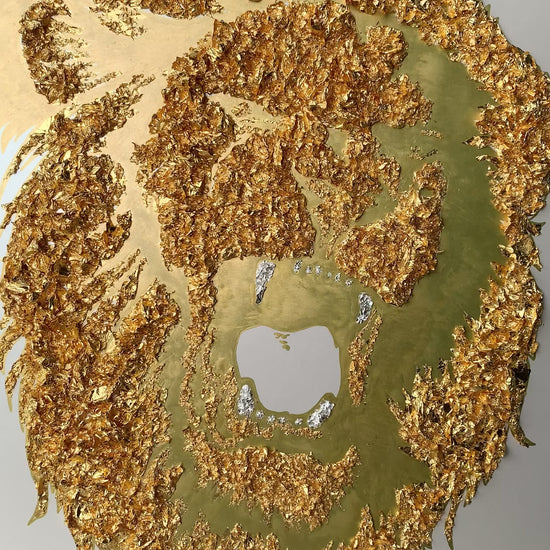 Lion rugissant en relief en feuilles d'or 24 carats et dents en argent pur avec cadre rouge laqué fait sur mesure