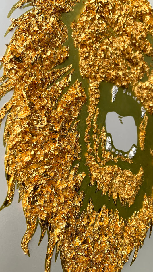 Lion rugissant en relief en feuilles d'or 24 carats et dents en argent pur avec cadre rouge laqué fait sur mesure