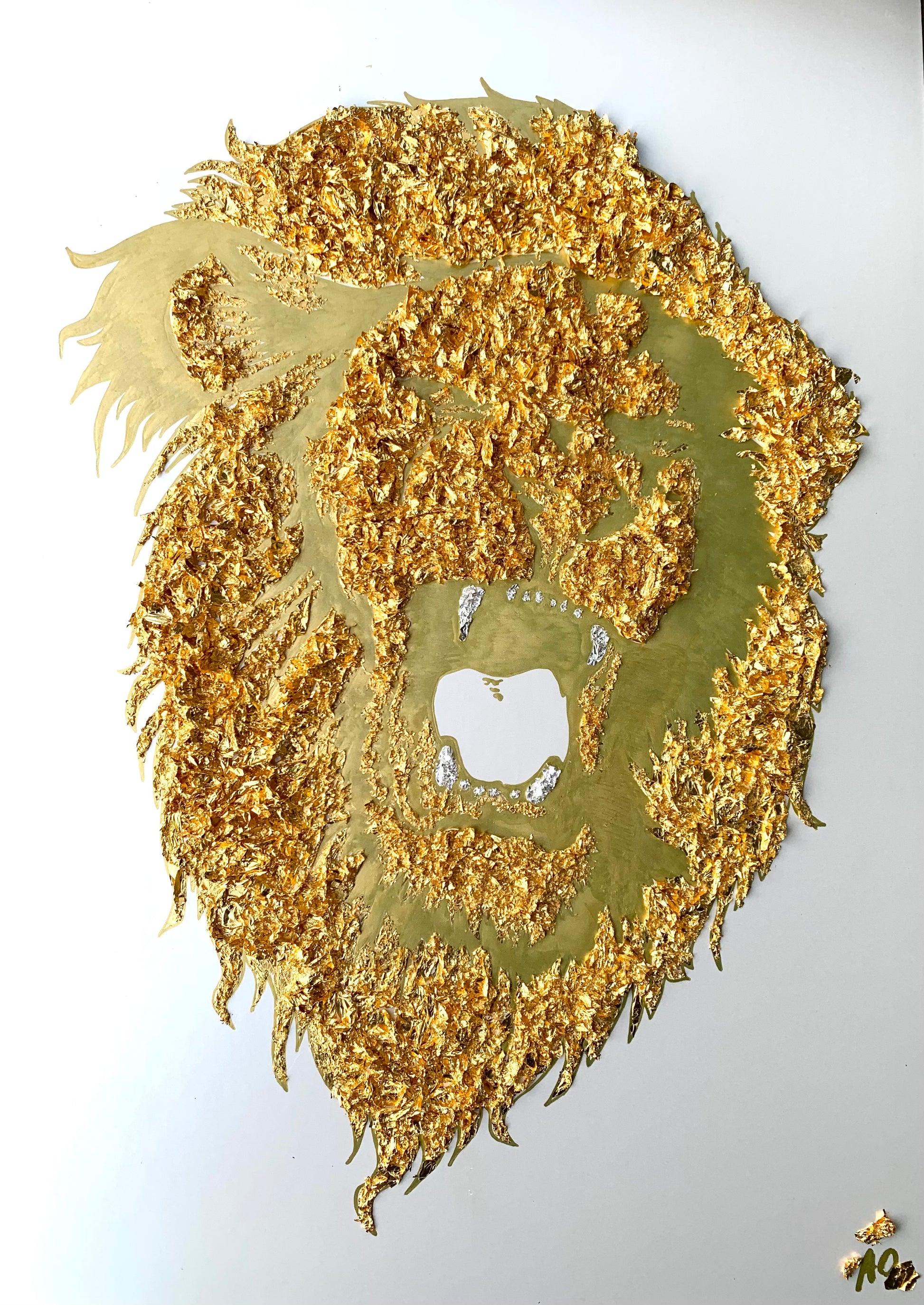 Lion rugissant en relief en feuilles d'or 24 carats et dents en argent pur avec cadre rouge laqué fait sur mesure