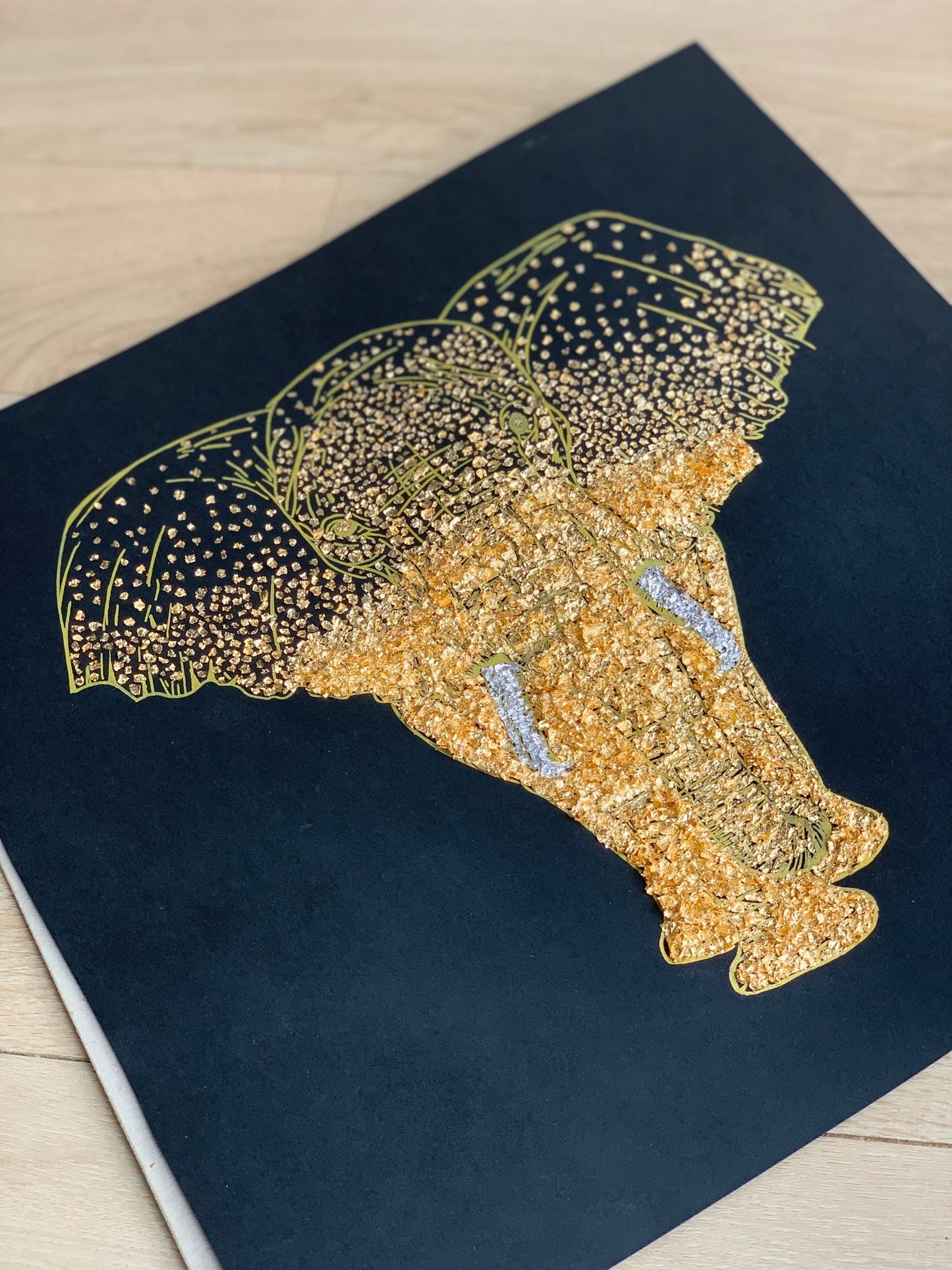 Tableaux en feuilles dorée représentant un éléphant fait par L'ours Doré