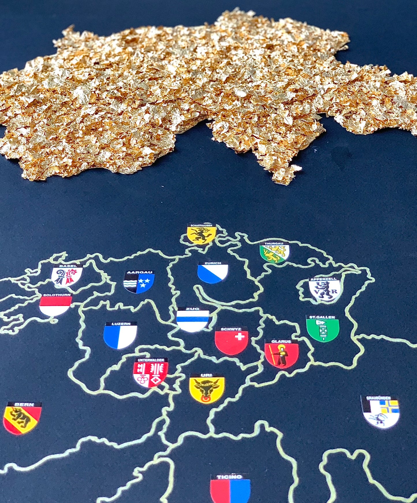 Tableau de la suisse en feuilles dorées fait par L'ours Doré